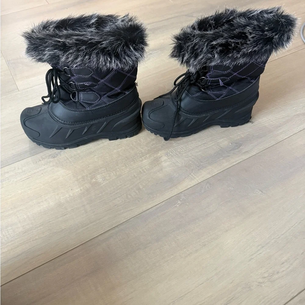 Itasca Black Winter Boots with Faux Fur Trim